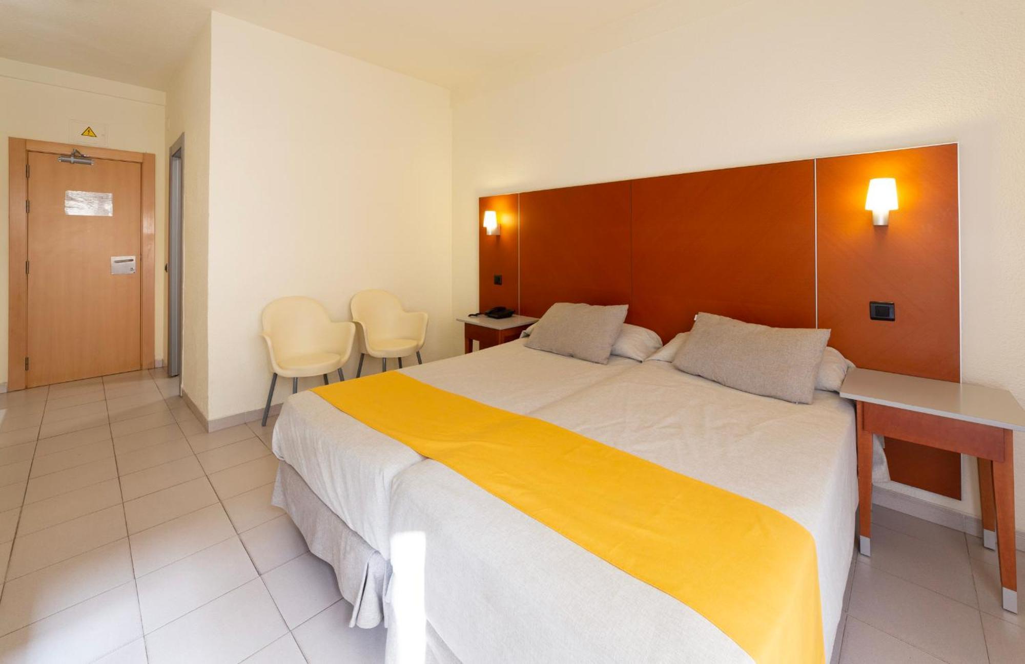 Hotel Oasis Plaza Бенидорм Номер фото